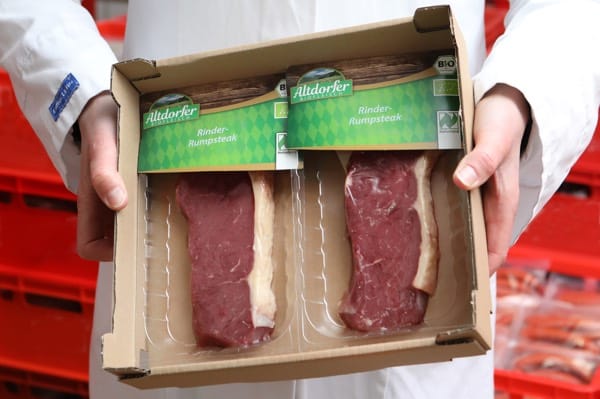 Die Handelsparter von Altdorfer Biofleisch erhalten neben dem festen Sortiment auch individuelle Produkte, zum Beispiel frisches Bio-Rinder-Rumpsteak.